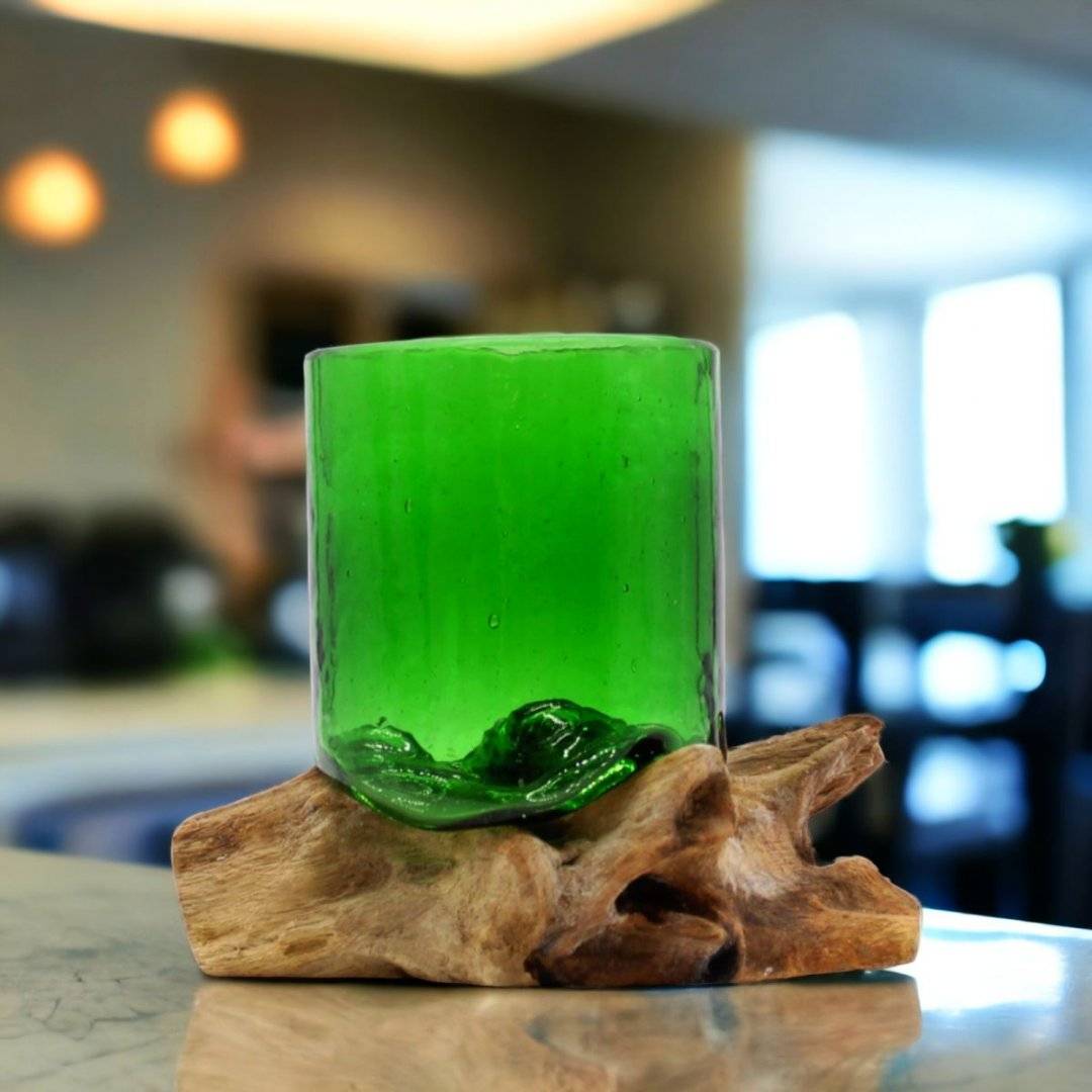 Pahar pe suport din lemn masiv